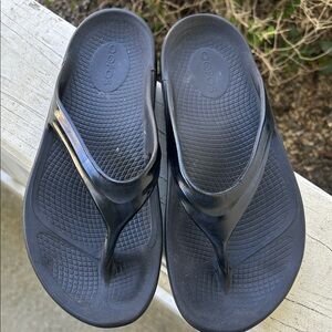 OOFOS Black Recovery Foam Flip Flops